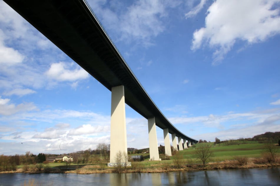 Die Ruhrtalbrücke, die Teil der Autobahn A 52 ist, am Stadtrand von Essen.