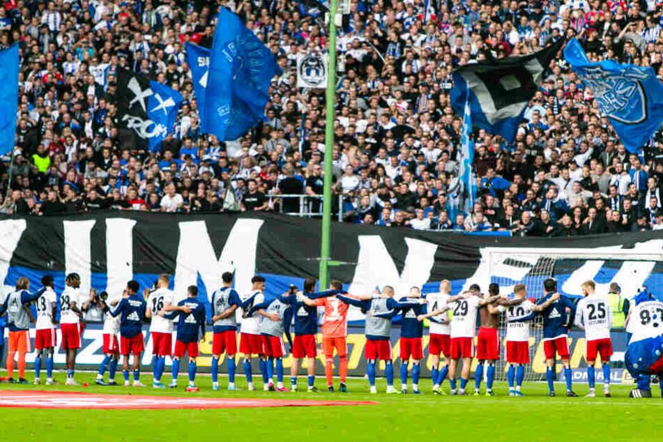 Nach der Partie ließ sich die HSV-Mannschaft von den Fans feiern.