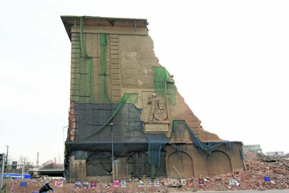Das monumentale Relief "Arbeiter Fünf-Jahr-Plan" zerbrach, obwohl es erhalten bleiben sollte.