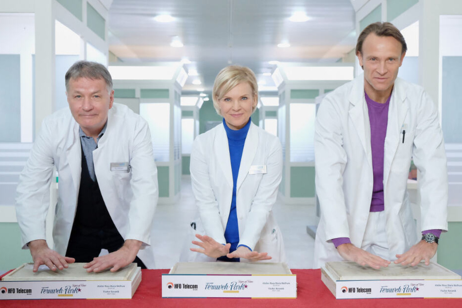 V.l.n.r.: Thomas Rühmann, Andrea Kathrin Loewig und Bernhard Bettermann verewigen sich beim Friedensprojekt "Signs of Fame".