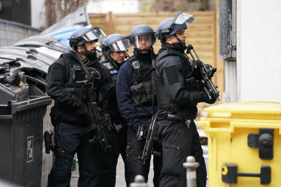 Polizisten in Schutzausrüstung sperren die Straßen um die Kreuzung Kochstraße Friedrichstraße in der Nähe des Checkpoint Charlie ab.