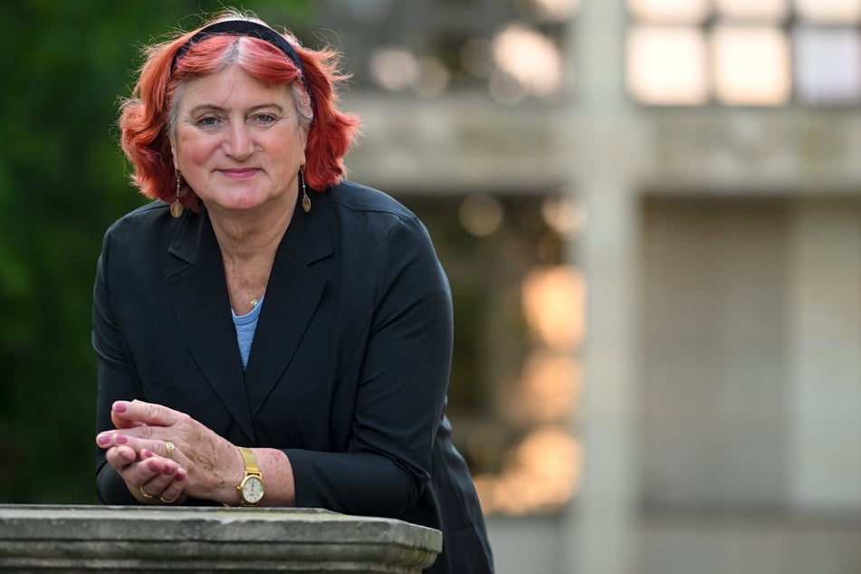 Die Dresdnerin Romy Jähne (71) vor Semper Zwei.