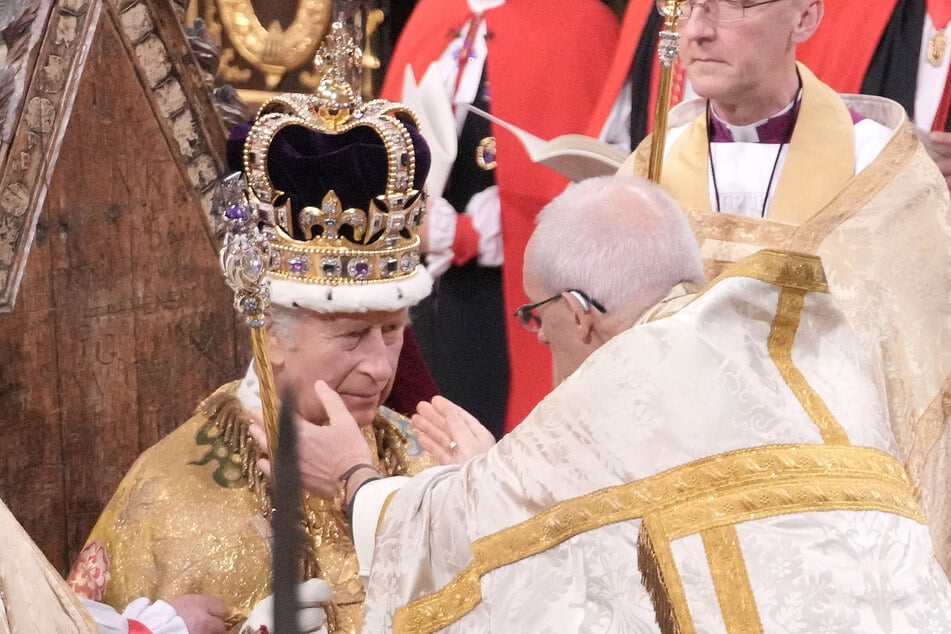 König Charles III. hat die Edwardskrone während der Krönungszeremonie in der Westminster Abbey erhalten. Zur Krönung hat Charles mehrfach das Gewand gewechselt.