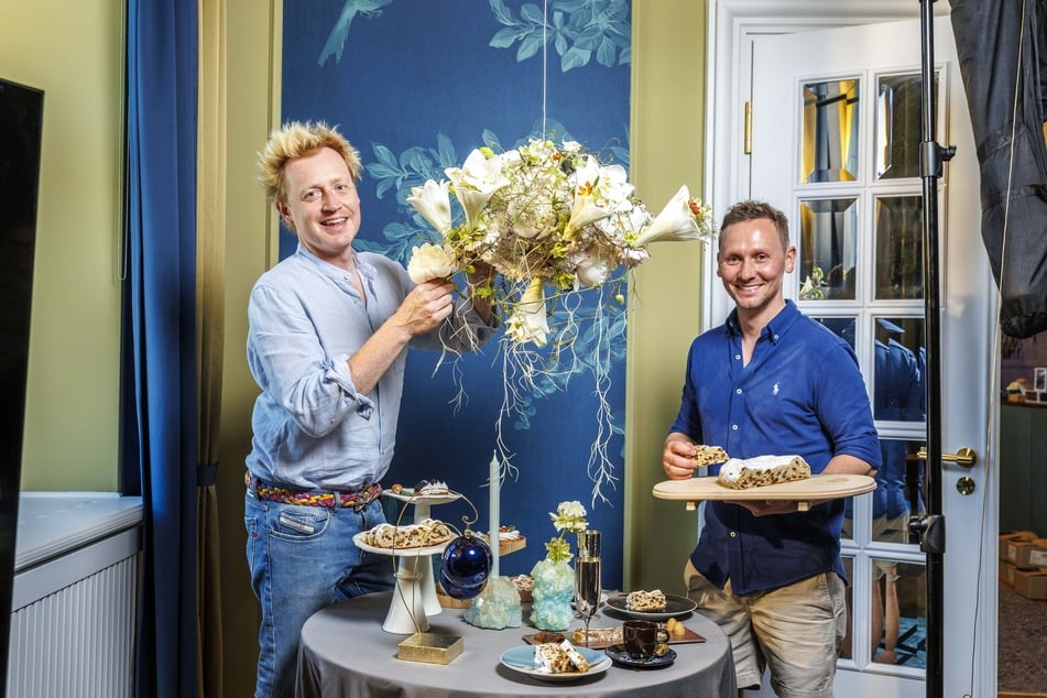 TV-Florist Björn Kroner (45, l.) arrangiert die Blumen, Bäckermeister Marcel Hennig (35) den Stollen.