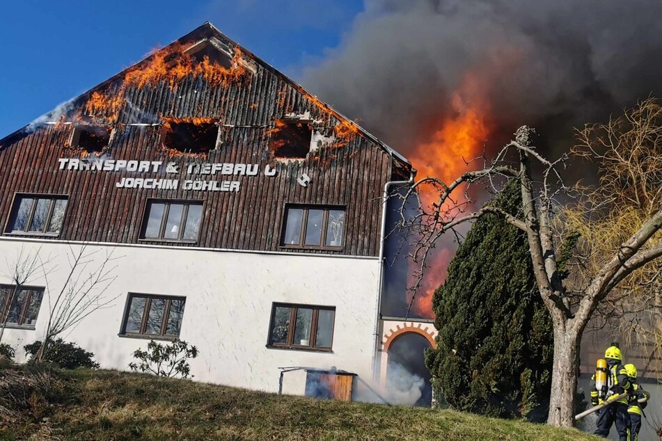 Die Flammen griffen auf das Wohnhaus des Hofs über.