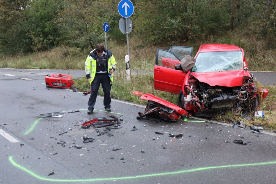 Auf der Landstraße entstand ein Trümmerfeld.