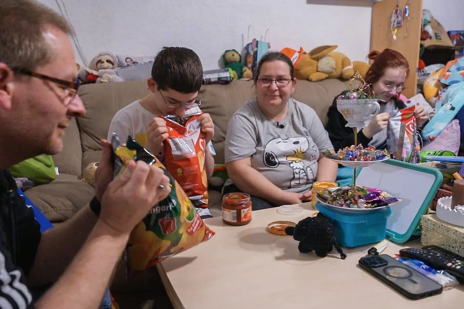 Alle an einem Tisch (v.l.n.r.): Papa Sascha, Sohn Maximilian, Mama Franziska (47) und Trans-Sohn Alex (15).