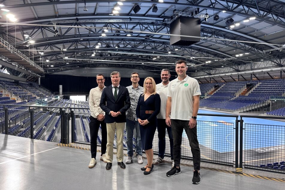 V.l.: Philipp Franke (Geschäftsführer ZSL Betreibergesellschaft mbH), Heiko Rosenthal (Bürgermeister für Umwelt, Ordnung, Klima, Sport), Nick Tabor (MB Group für FAKTORLicht GmbH &amp; Co. KG), Katja Büchel (Leiterin Amt für Sport), Karsten Günther (Geschäftsführer SC DHfK Handball), Anadin Suljaković (Torwart SC DHfK Handball).