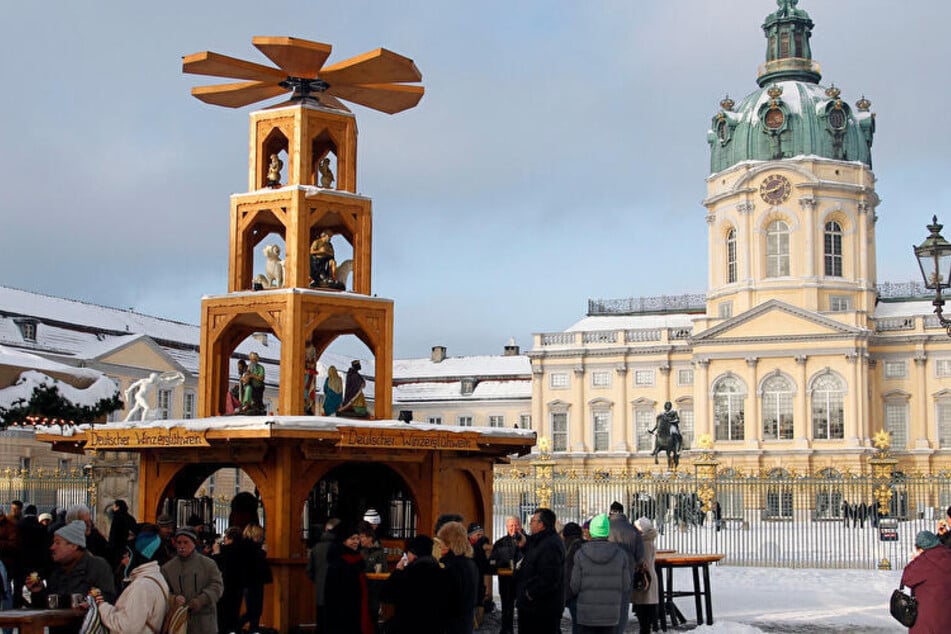 Der Weihnachtsmarkt vor dem Schloss Charlottenburg in Berlin hat auch nach Weihnachten noch geöffnet.