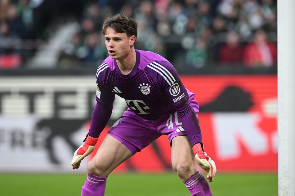 Jonas Urbig (22) geht für Neuer (39) ins Tor.