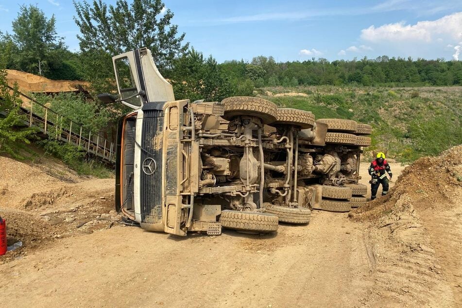 Der Fahrer eines Lkws wurde bei einem Unfall in einer Kiesgrube verletzt.