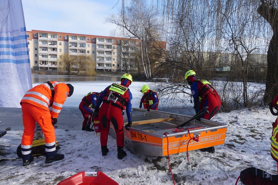 Die Wasserwacht bei einer Übung am Knappteich.