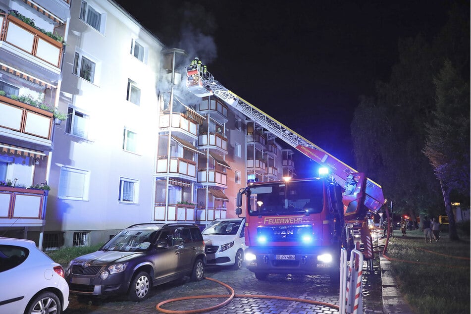 Mithilfe einer Drehleiter löschte die Feuerwehr den Brand von außen.