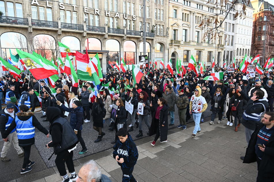 Nach Hinrichtungen im Iran: Tausende Menschen bei Demo in Hamburg
