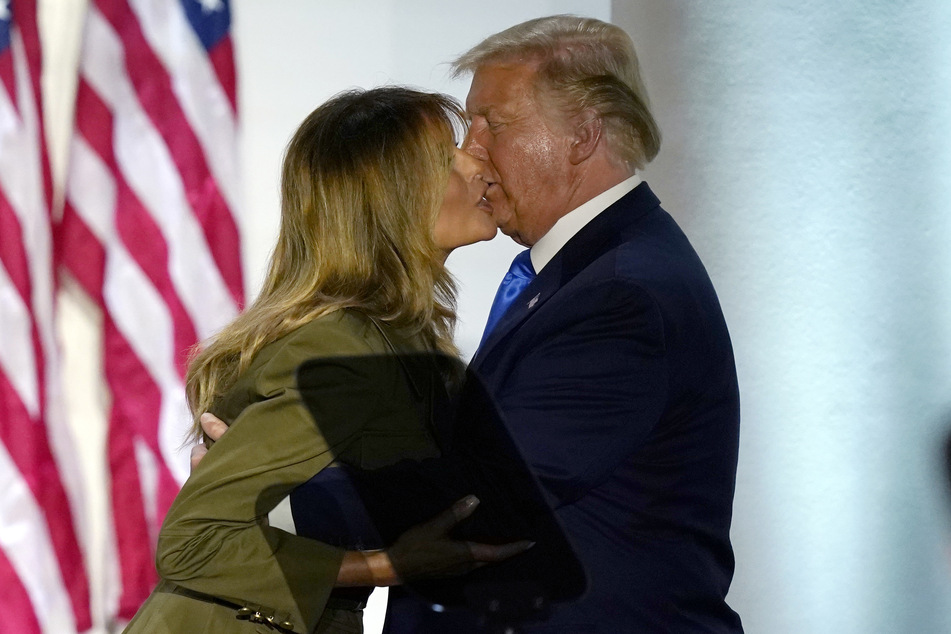 Nach ihrer Rede im Rosengarten des Weißen Hauses gab die First Lady ihrem Mann einen Kuss.