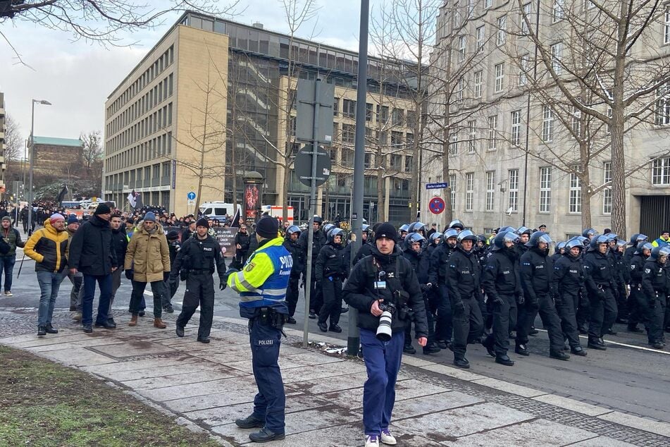 Der Demozug steuert die Freiberger Straße an.