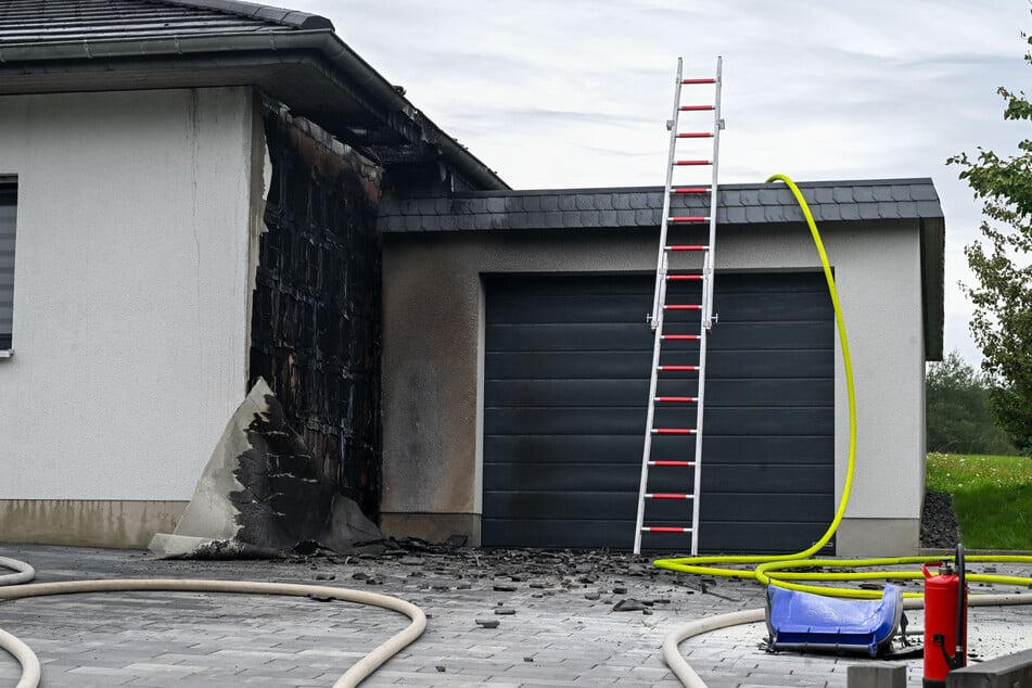 Die Flammen haben sichtbaren Schaden an dem Einfamilienhaus hinterlassen.