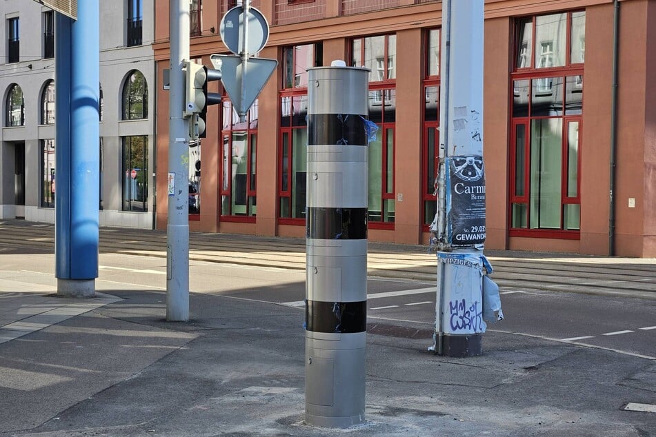 An der Ecke Berliner Straße/Wilhelm-Liebknecht-Platz steht nun eine brandneue Blitzersäule.