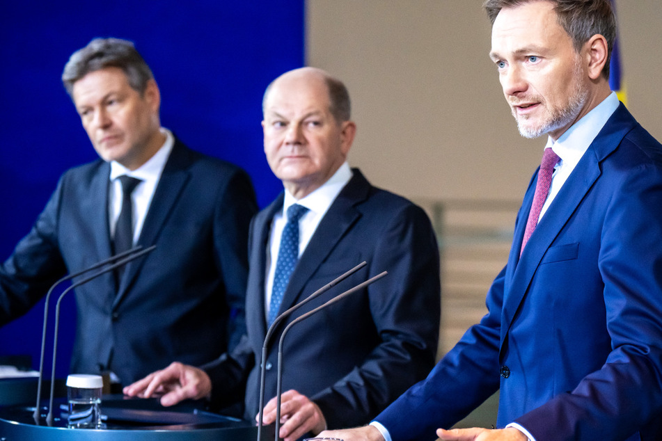 Wirtschaftsminister Robert Habeck (54, l., Grüne), Bundeskanzler Olaf Scholz (65, SPD) und Finanzminister Christian Lindner (44, r., FDP) stellten den Haushalts-Plan der Ampel für 2024 gemeinsam vor.