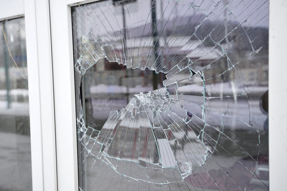 Die eingeschlagene Scheibe löste den Streit aus.