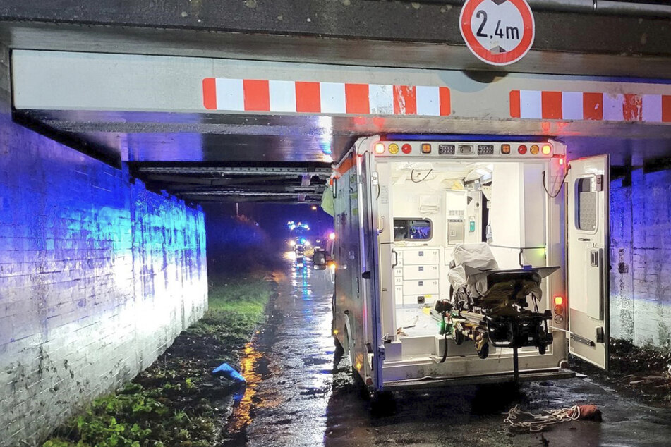 Rettungswagen verkeilt sich bei Einsatzfahrt unter Brücke! Drei Verletzte