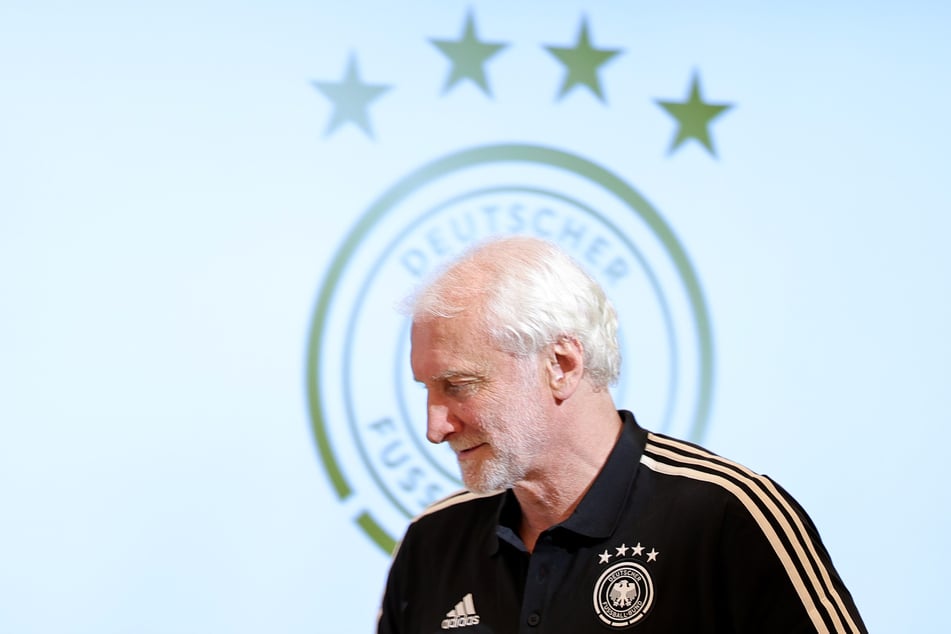 Sportdirektor Rudi Völler (64) verriet, dass im DFB-Camp sehr wohl für eine mögliche Dokumentation gedreht wird.