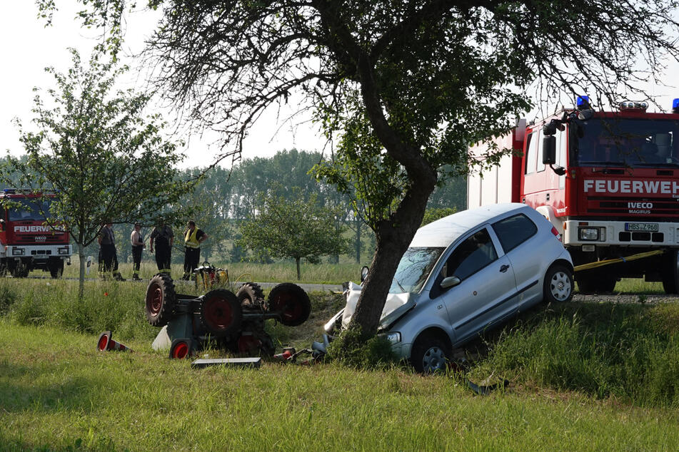 Beide beteiligten Fahrzeuge wurden bei dem Unfall in den Graben geschleudert.