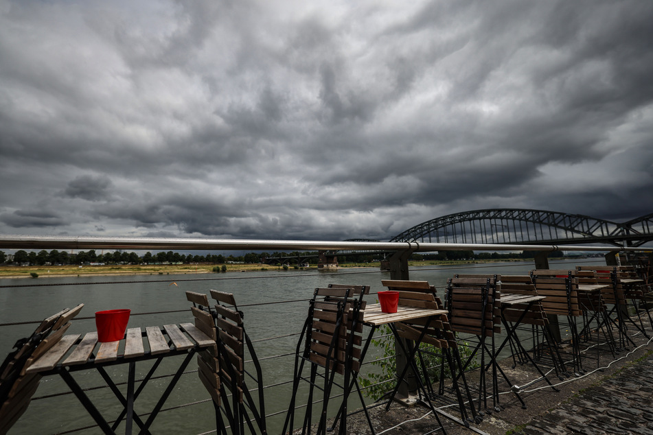 Am Wochenanfang soll es in Köln und Nordrhein-Westfalen noch regnerisch bleiben. Im Laufe der Woche könnte Sommer jedoch sein Comeback feiern. (Symbolbild)