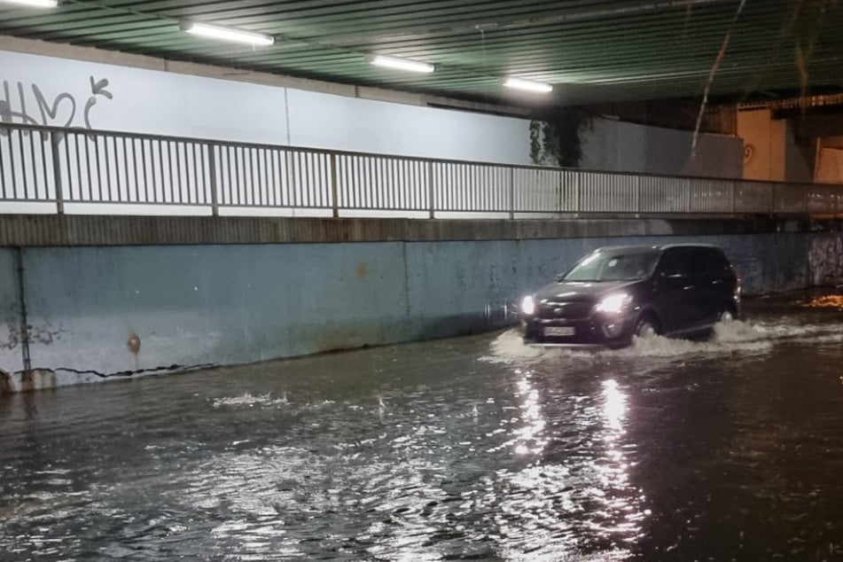 Mehrere Unterführungen - so wie hier im Darmstädter Stadtteil Wixhausen - wurden in der Nacht zum Mittwoch durch Starkregen überflutet.