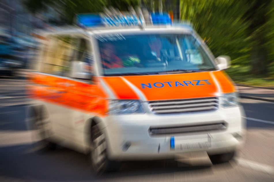 Unfall A61: Auffahrunfall zwischen Auto und Motorrad: Rettungskräfte bringen Bikerin in Klinik