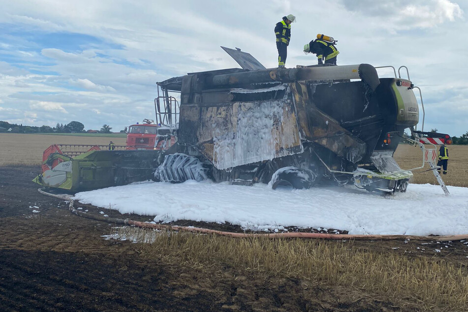 Mähdrescher steht in Flammen: Mehrere Hektar Feld zerstört!