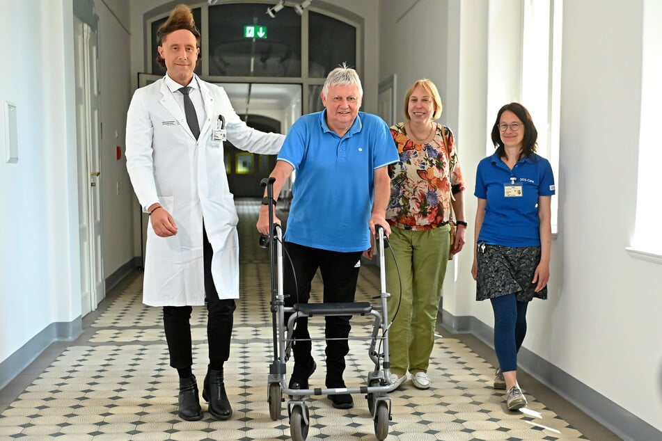 Oberarzt Timo Siepmann (41, v.l.), Patient Burkhard Oppitz (65), dessen Frau Pia (62) und Schlaganfall-Lotsin Nastasja Pfaff (42).