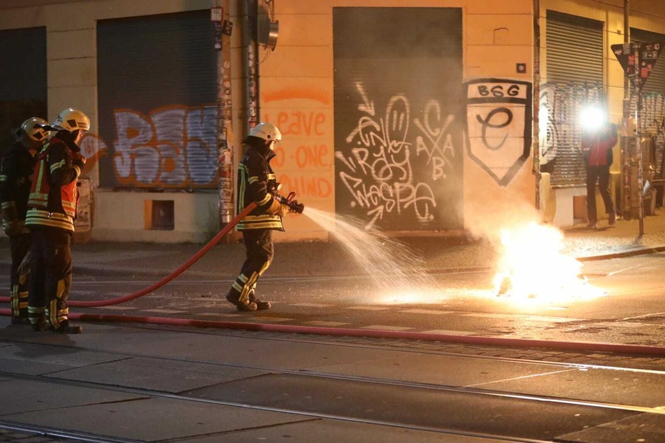 Zahlreiche Brände in Connewitz: Feuerwehr löscht mit Polizeischutz