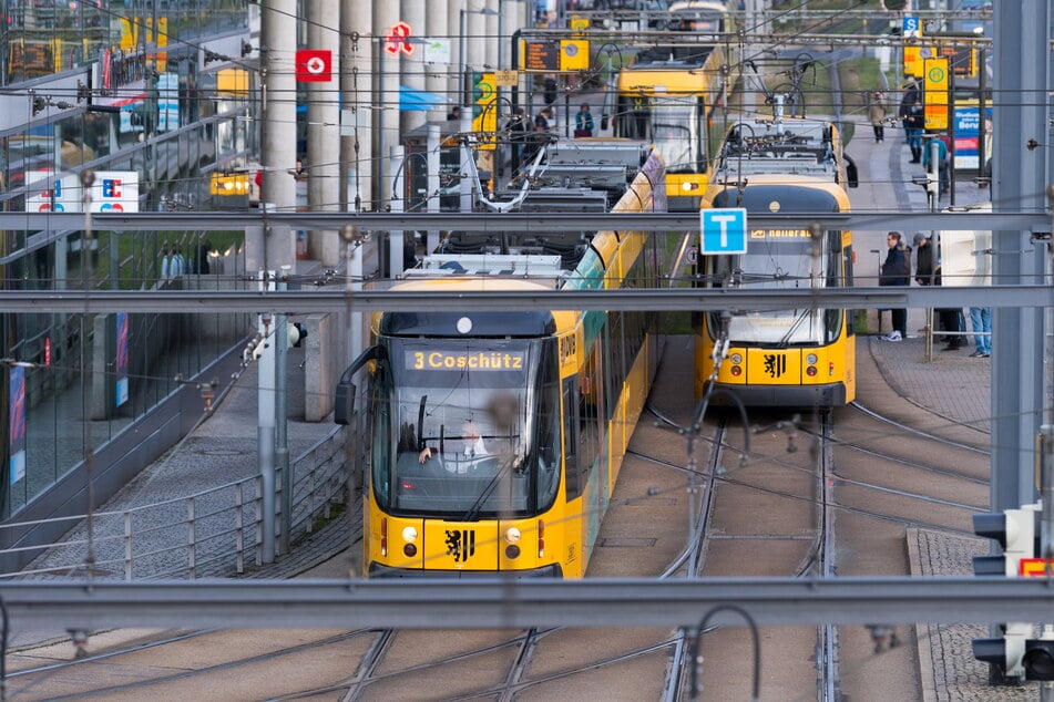 Auch in vielen Bahnen und Bussen sollen Schilder in den Fahrerkabinen als Protest gegen die geplanten Kürzungen sichtbar werden.