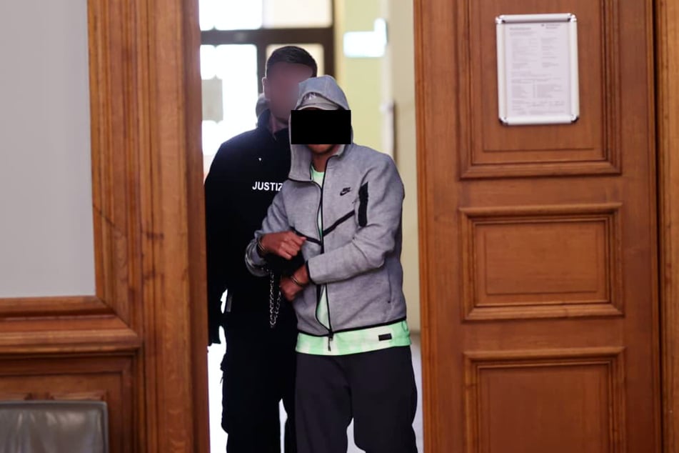 In Handschellen wird Marwen H. (22) ins Gericht gebracht. Anfangs weigerte er sich, in den Gefangenentransporter zu steigen, weshalb der Prozess mit Verspätung begann.