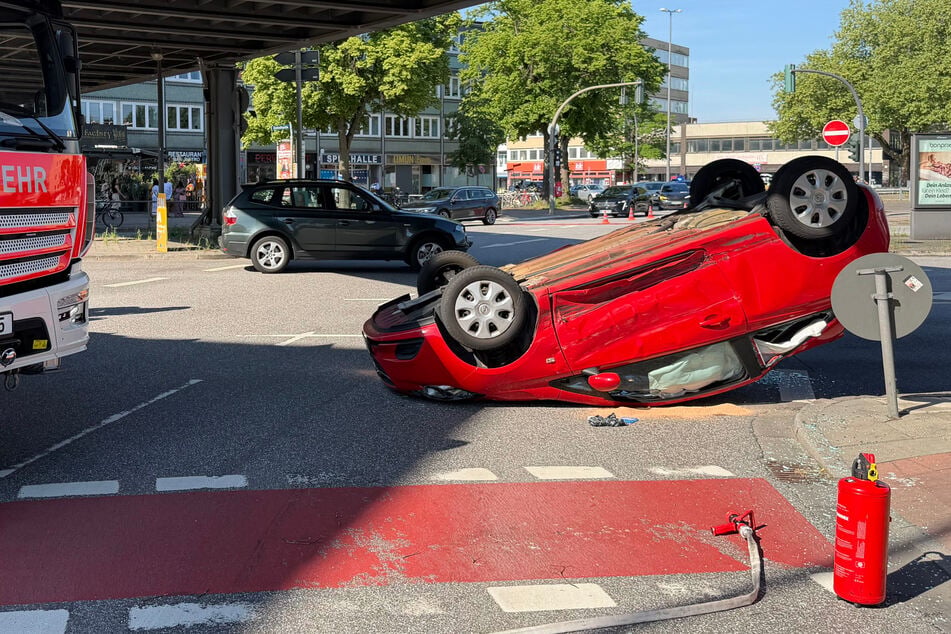 Heftiger Kreuzungs-Crash: Fahrzeug überschlägt sich und bleibt auf dem Dach liegen