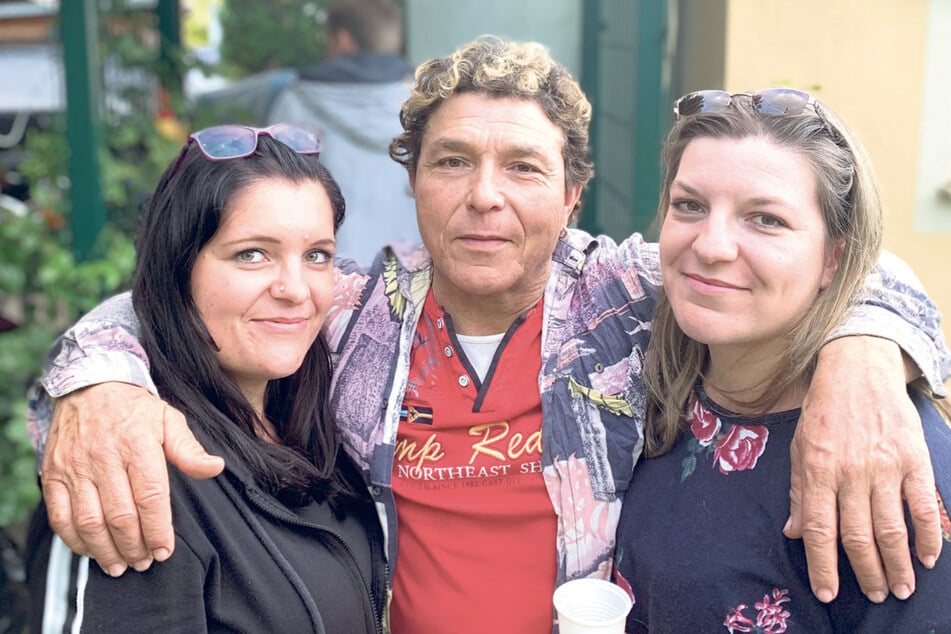 Ein Bild aus glücklichen Tagen: Luis Frómeta mit seinen Töchtern Maria (31, l.) und Janie (34).