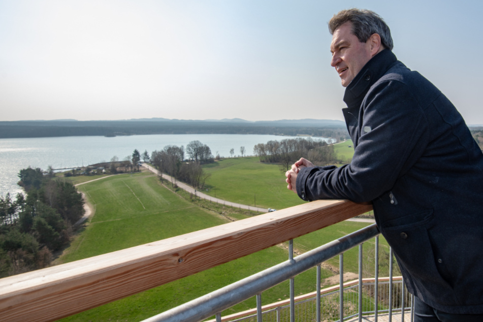 Markus Söder (CSU) im April 2019 auf einer Aussichtsplattform auf der "Erlebnisholzkugel" am Steinberger See.