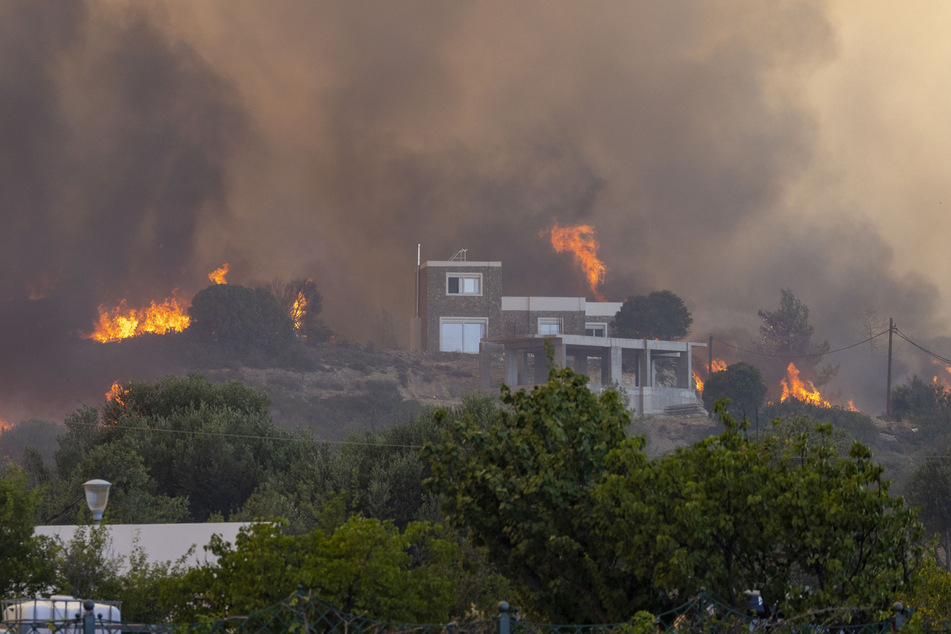 Seit Tagen wird auf der Insel gegen die verheerenden Flammen angekämpft.