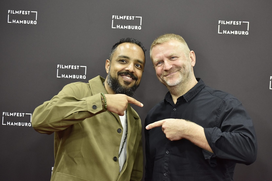 Regisseur Mohamed Kordofani zusammen mit Co-Produzent Michael Henrichs bei der Premiere von "Goodbye Julia" auf dem Filmfest Hamburg.