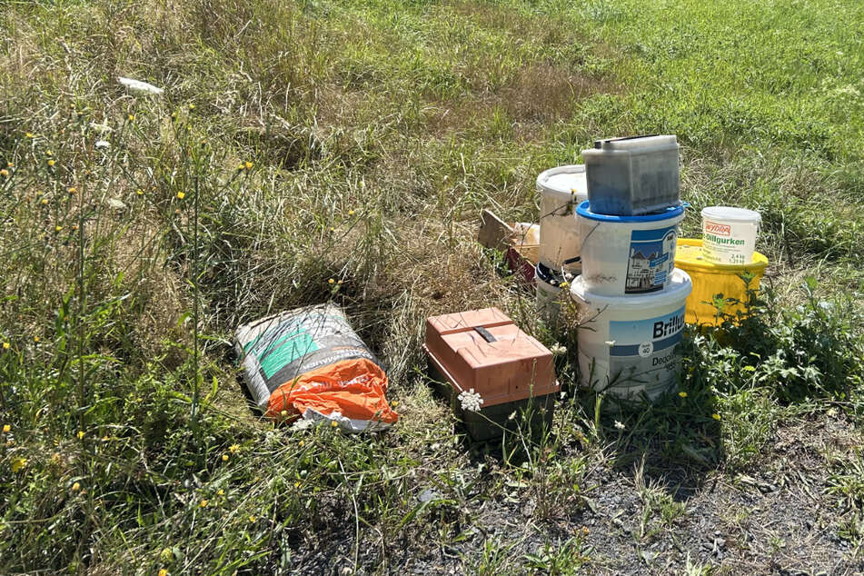 Illegale Müllentsorgung in Waldgebiet: Autobatterie und Farbbatterie weggeworfen