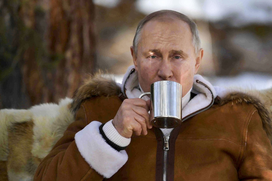 Lieber Abwarten und Tee trinken: Monatelang wollte sich Kremlchef Putin (68) nicht gegen Corona impfen lassen, präsentiert sich lieber medienwirksam bei einem Ausflug in Sibirien (Foto vom 21. März 2021).