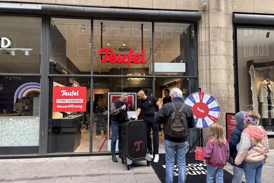 Großer Andrang zur Eröffnung der "Teufel"-Filiale in der Hamburger Innenstadt.