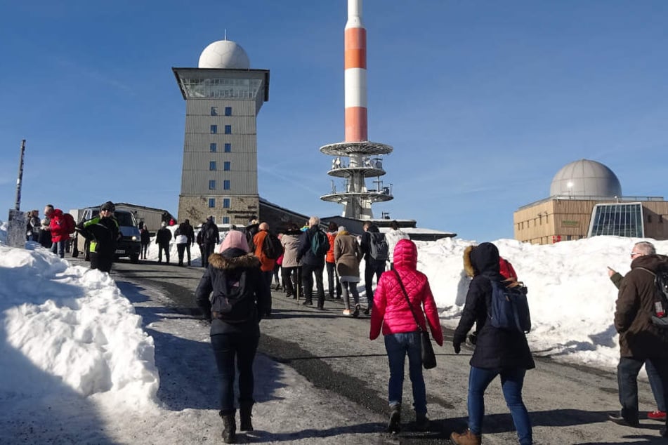 Trotz der Schneemassen konnten die Wanderer milde Temperaturen auf dem Gipfel genießen.