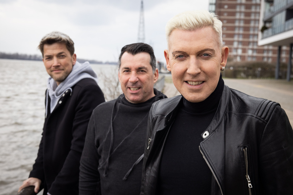 H.P. Baxxter (57, r.), Frontmann und Sänger der Band Scooter, und seine Bandmitglieder Sebastian Schilde (35, l.) und Michael Simon (48).