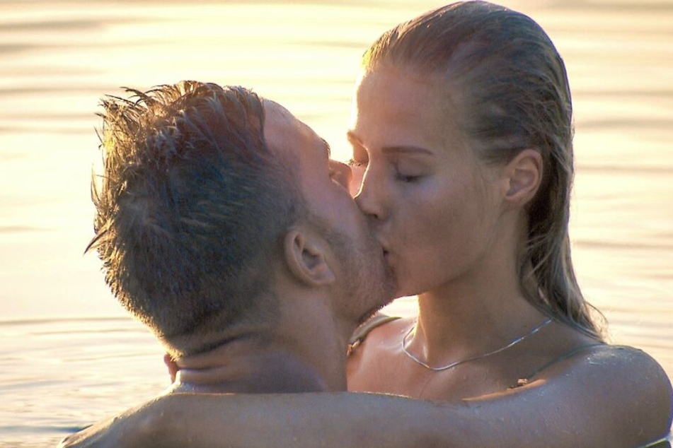 Mit Leah gab es heiße Küsse im Wasser.