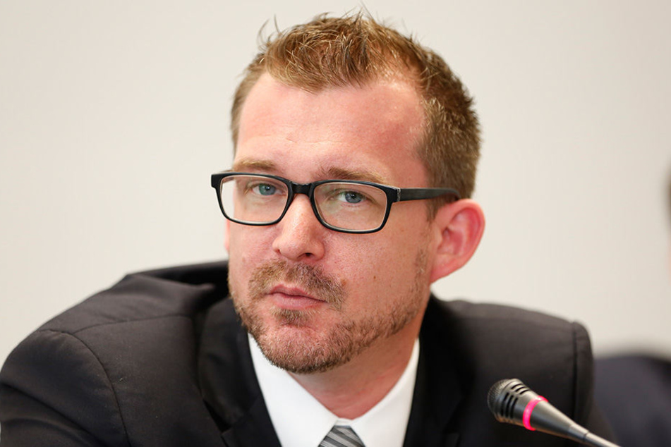 Ein Mann macht ernst: Baubürgermeister Raoul Schmidt-Lamontain (40, Grüne) sieht sich im Interesse der Mieter zur Räumung gezwungen.