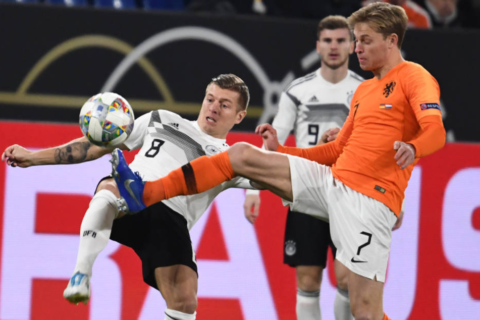 Frenkie de Jong (r.) steht auch bei Paris Saint-Germain auf dem Zettel. (Archivbild)