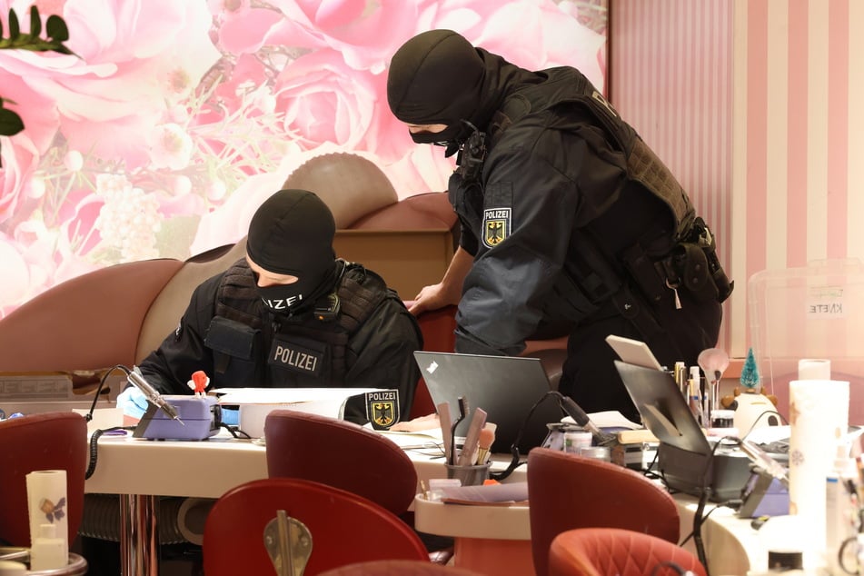 Beamte kontrollieren ein Nagelstudio: Dort sollen laut Behörden hohe Bargeldsummen eingesammelt worden sein. (Archivfoto)