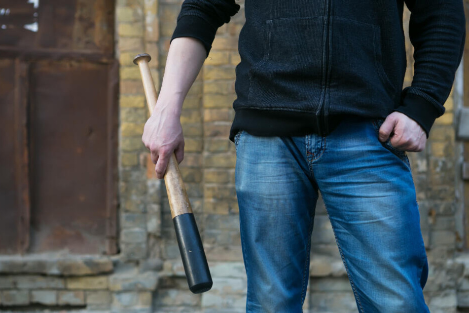 Mehrere Männer mit Baseballschlägern sollen das Opfer angegriffen haben. (Symbolbild)